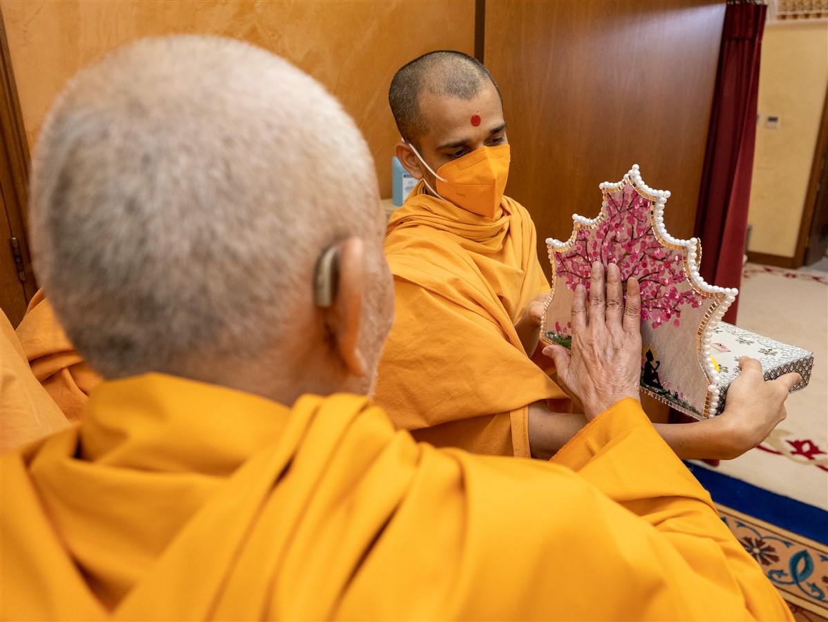 Swamishri closely appreciating the artistic devotion of the sinhasan